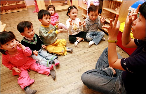 저소득 여성의 안정적인 경제생활을 위해 운영중인 보육시설 '마을과 아이들'. 경기도 구리시 수택동에 위치한 이 어린이 집은 기초생활보호대상자와 차상위 계층 등 저소득층 영유아를 우선 입소 순위자로 정하고 있다. 